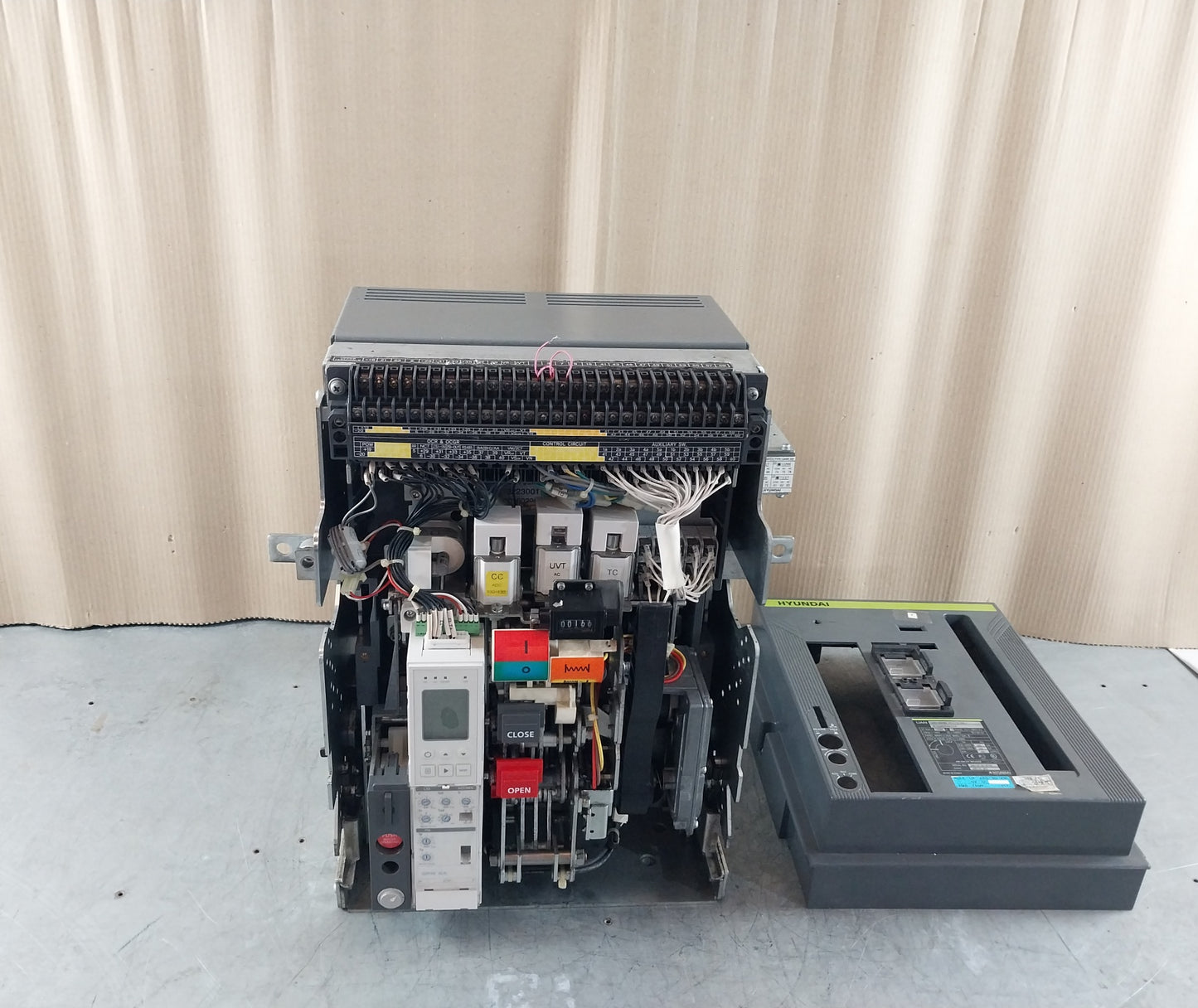HYUNDAI UAN16A3B M1C1S168J AUTOMATIC CIRCUIT BREAKER 3 POLE 1600A