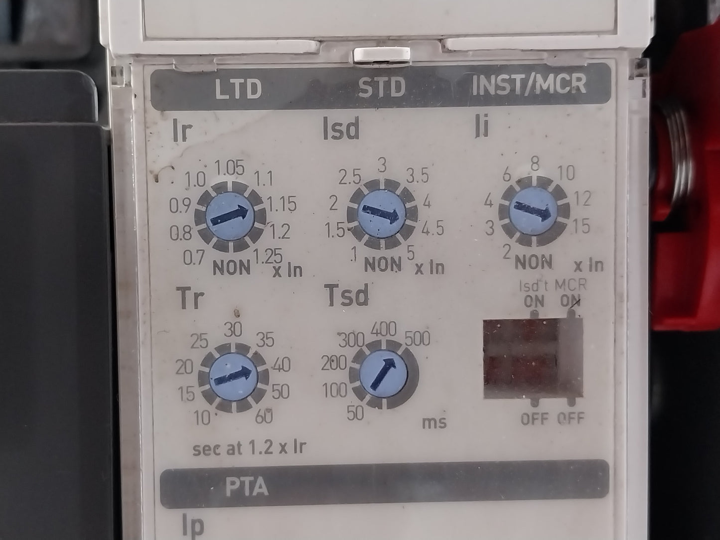 HYUNDAI UAN16A3B M1C1S168J AUTOMATIC CIRCUIT BREAKER 3 POLE 1600A