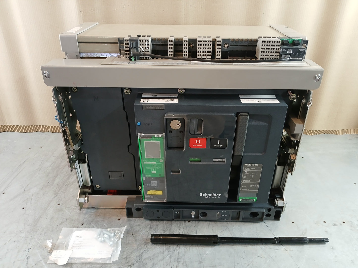 SCHNEIDER ELECTRIC MTZ2-40 H1 MASTERPACT CIRCUIT BREAKER 4000A 4 POLE