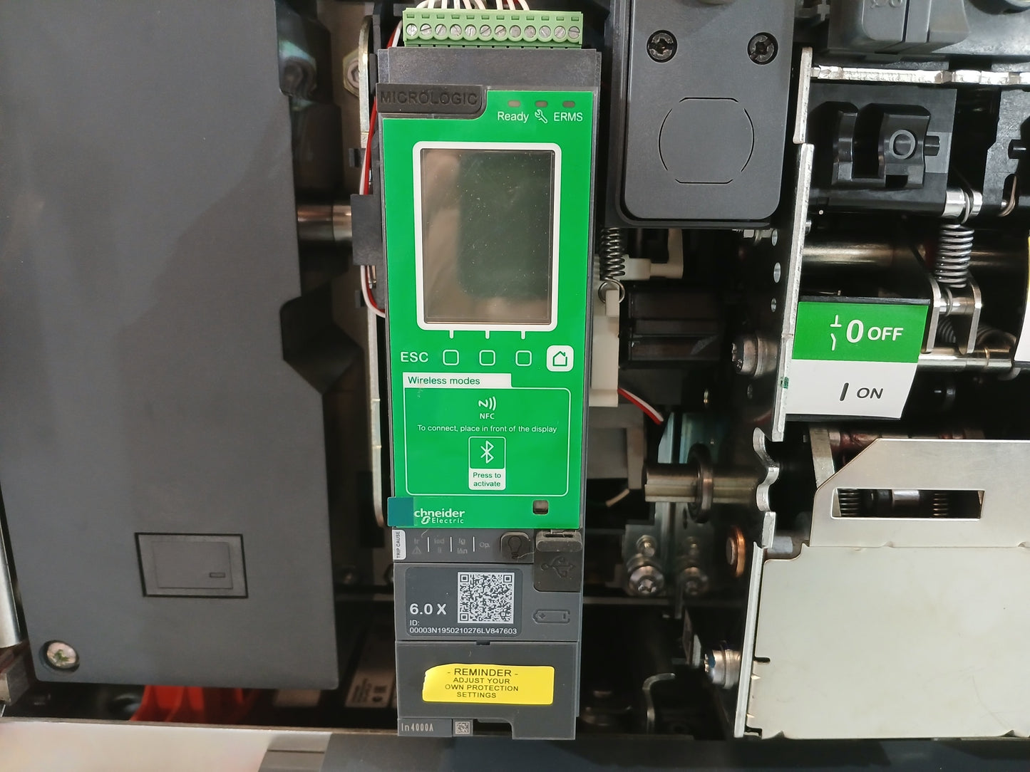 SCHNEIDER ELECTRIC MTZ2-40 H1 MASTERPACT CIRCUIT BREAKER 4000A 4 POLE