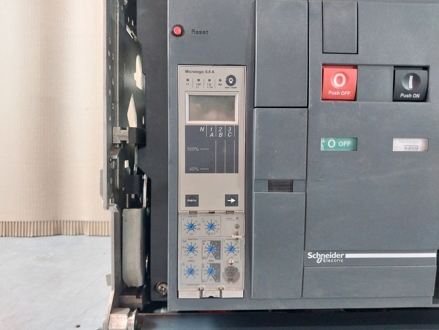 SCHNEIDER ELECTRIC NW20 H1 MASTERPACT CIRCUIT BREAKER 2000A 3 POLE