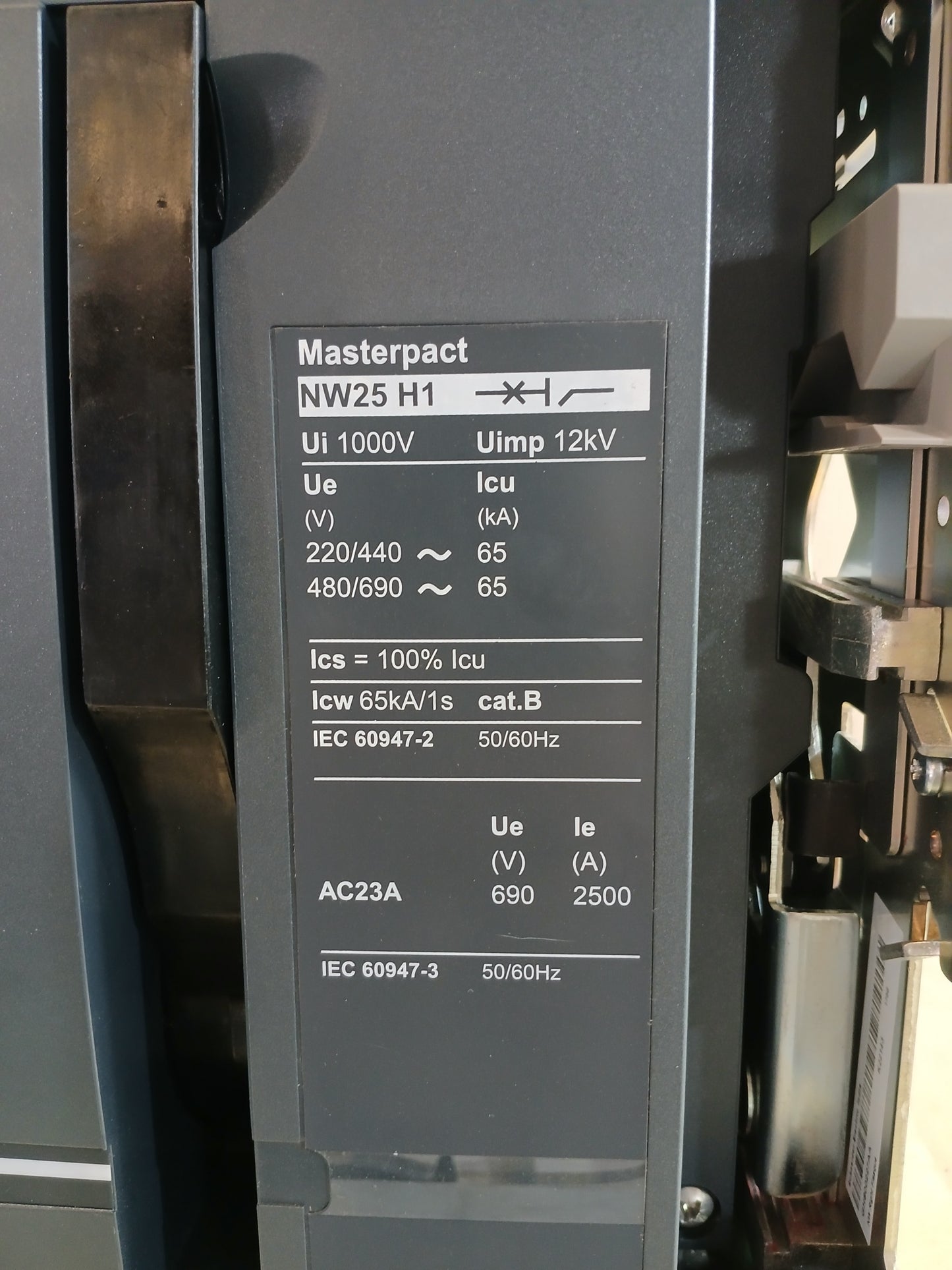 SCHNEIDER ELECTRIC NW25 H1 MASTERPACT AIR CIRCUIT BREAKER 2500A 4 POLE