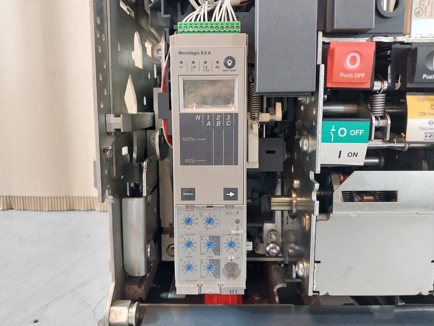 SCHNEIDER ELECTRIC NW32 H1 MASTERPACT CIRCUIT BREAKER 3200A 3 POLE