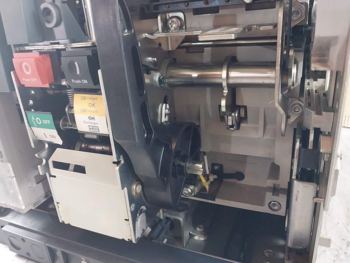 SCHNEIDER ELECTRIC NW32 H1 MASTERPACT CIRCUIT BREAKER 3200A 3 POLE