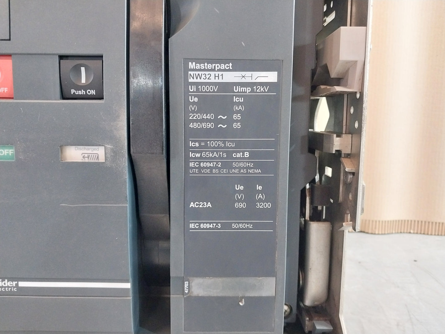 SCHNEIDER ELECTRIC NW32 H1 MASTERPACT CIRCUIT BREAKER 3200A 3 POLE