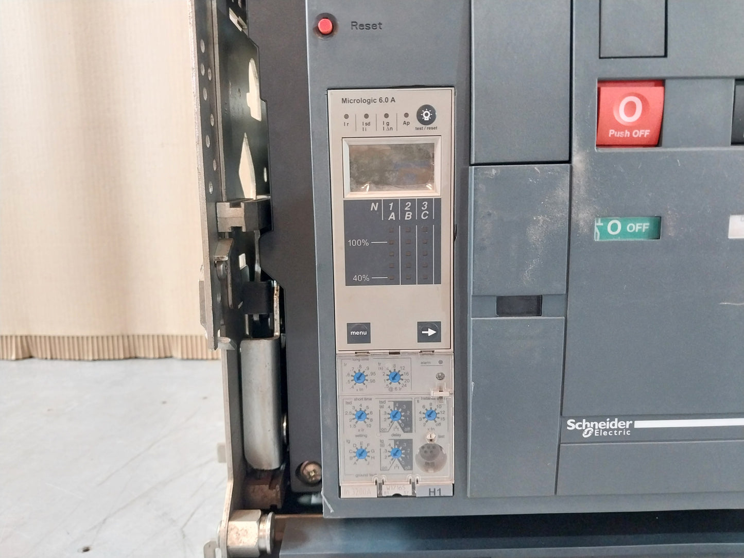 SCHNEIDER ELECTRIC NW32 H1 MASTERPACT CIRCUIT BREAKER 3200A 3 POLE