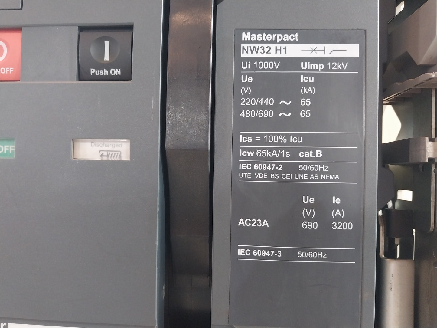 SCHNEIDER ELECTRIC NW32 H1 MASTERPACT CIRCUIT BREAKER 3200A 3 POLE