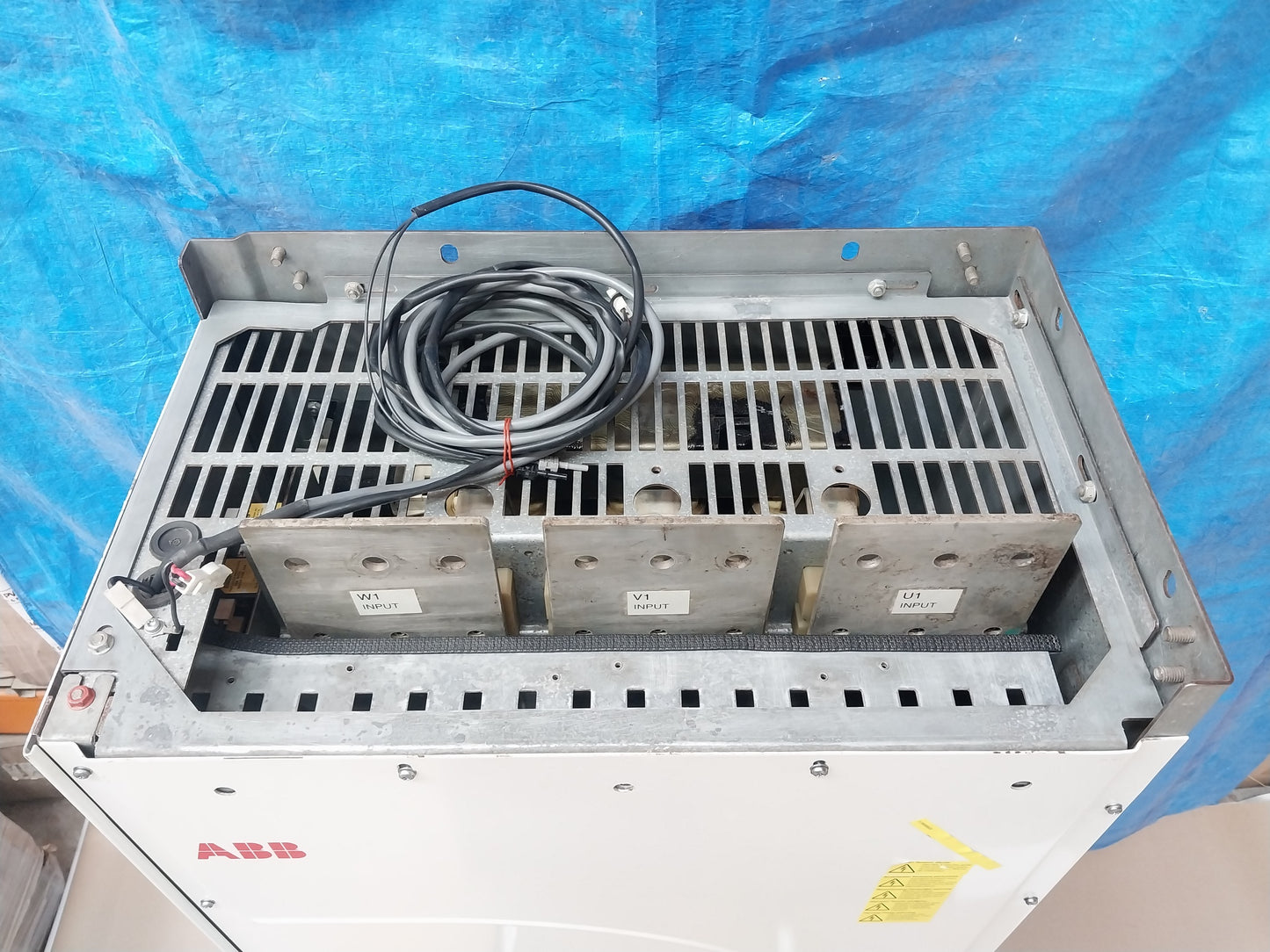 ABB ACS800-04-0320-5+C189+E208+E210+J400+K454+L509+N651+P901 VFD FREQUENCY DRIVE