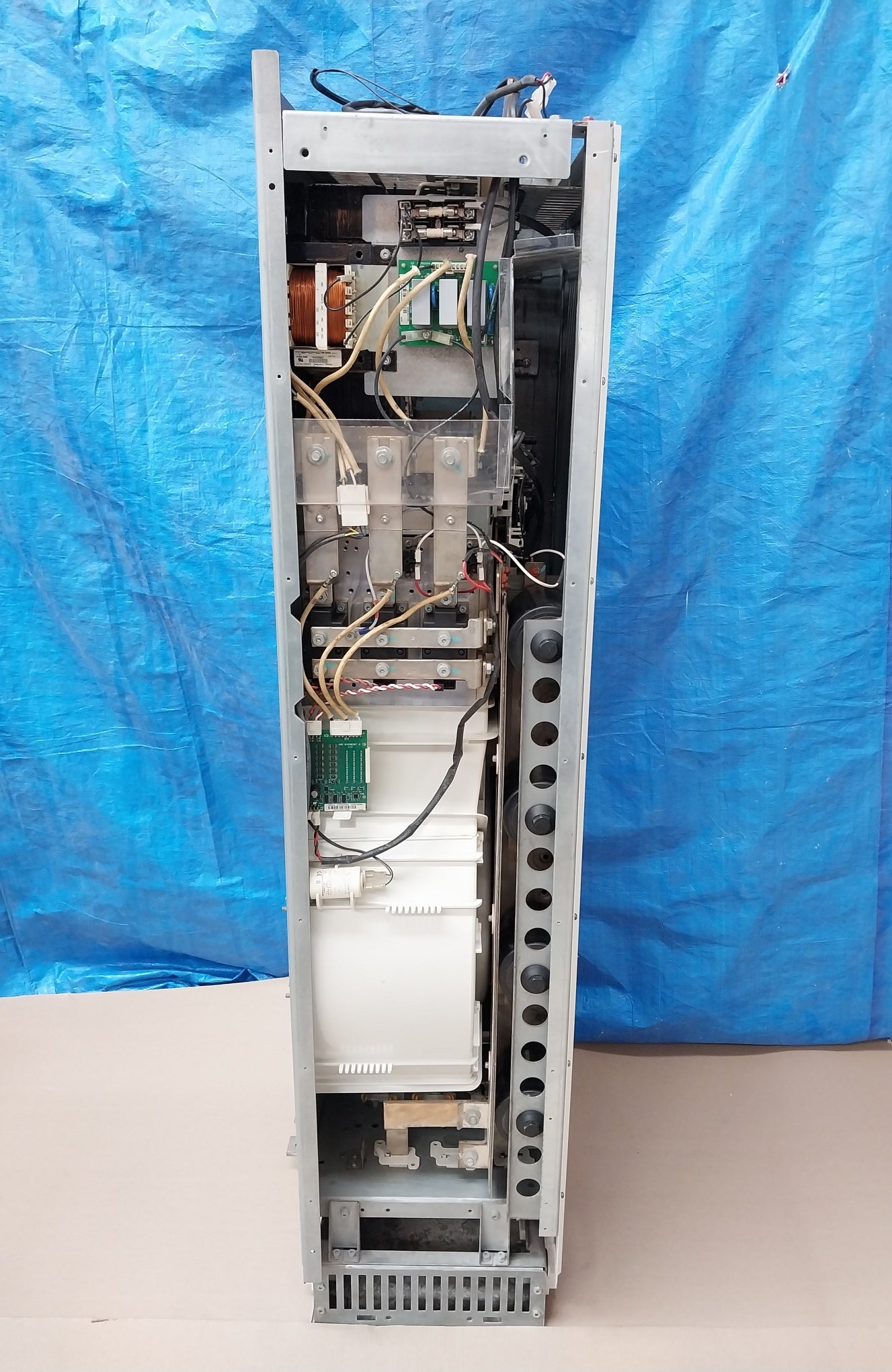 ABB ACS800-04-0320-5+C189+E208+E210+J400+K454+L509+N651+P901 VFD FREQUENCY DRIVE