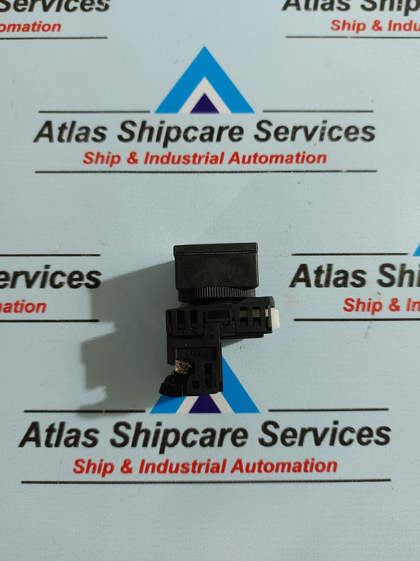 FUJI ELECTRIC DG28F3M E4 SQUARE COMMAND PUSH BUTTON SWITCH