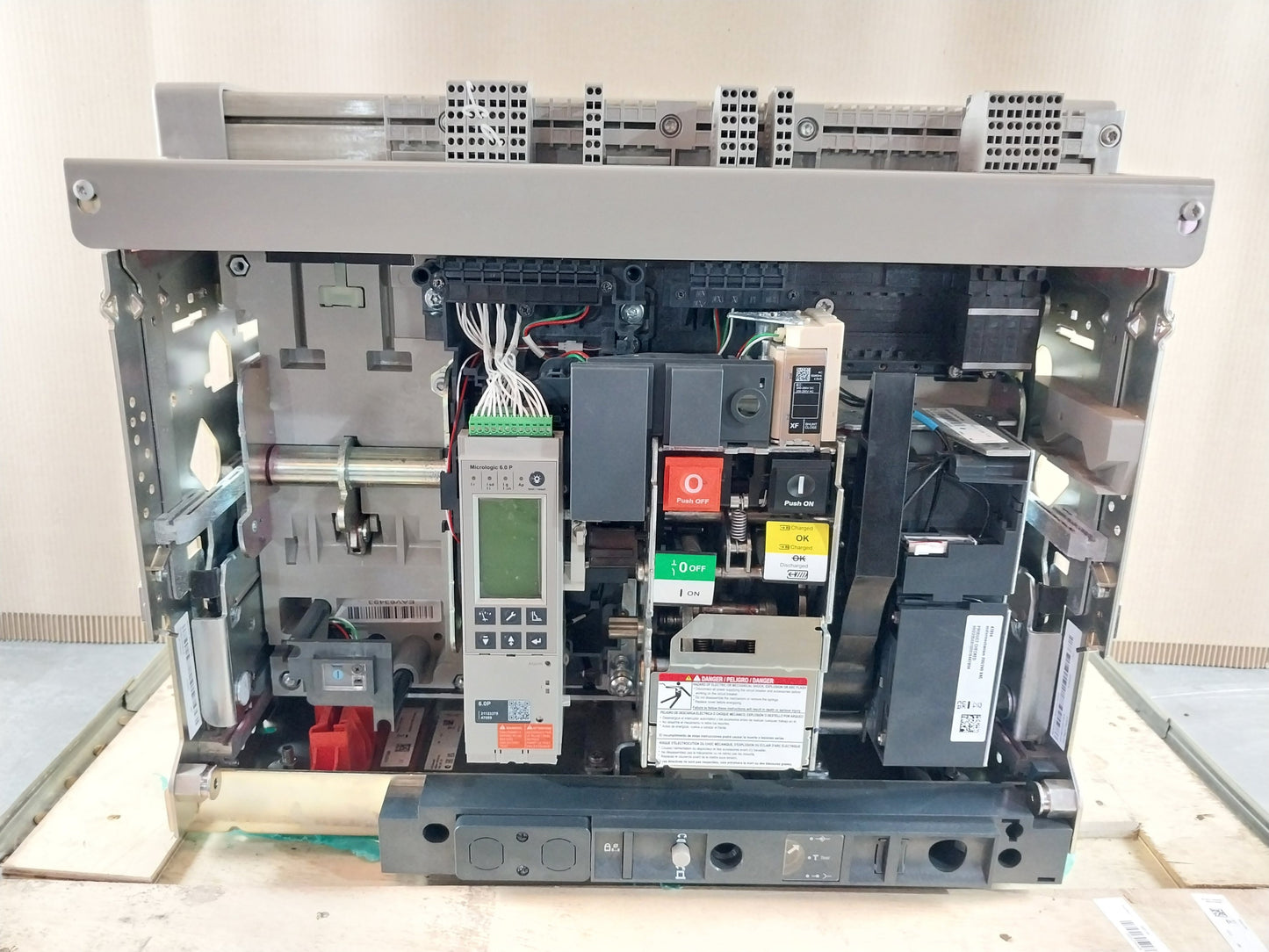 SCHNEIDER ELECTRIC NW08 H1 MASTERPACT CIRCUIT BREAKER 800A 4 POLE