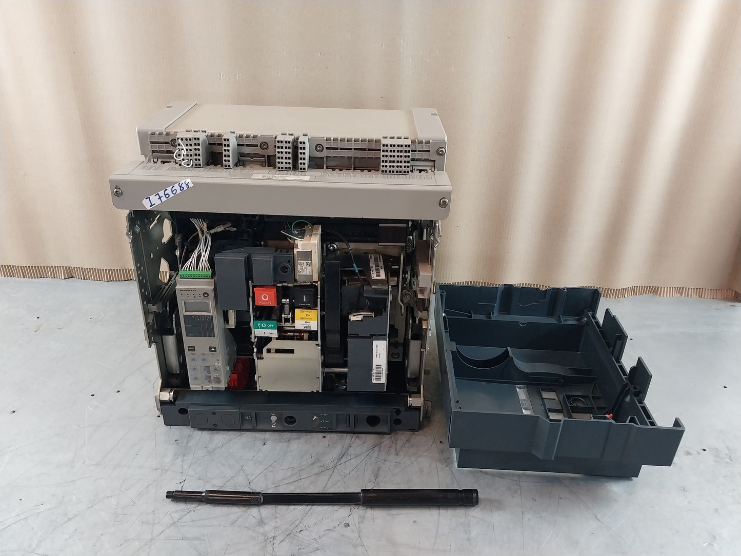SCHNEIDER ELECTRIC NW32 H1 MASTERPACT CIRCUIT BREAKER 3200A 3 POLE