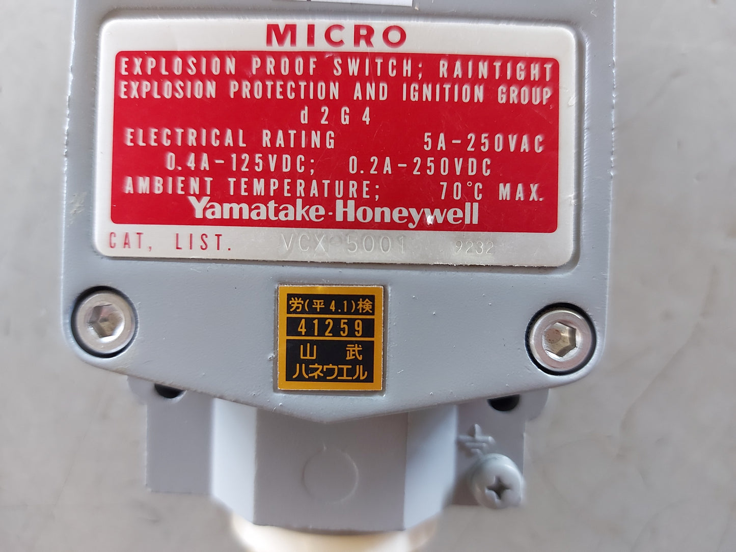 YAMATAKE-HONEYWELL VCX-5001 MICRO EXPLOSION PROOF SWITCH D2G4