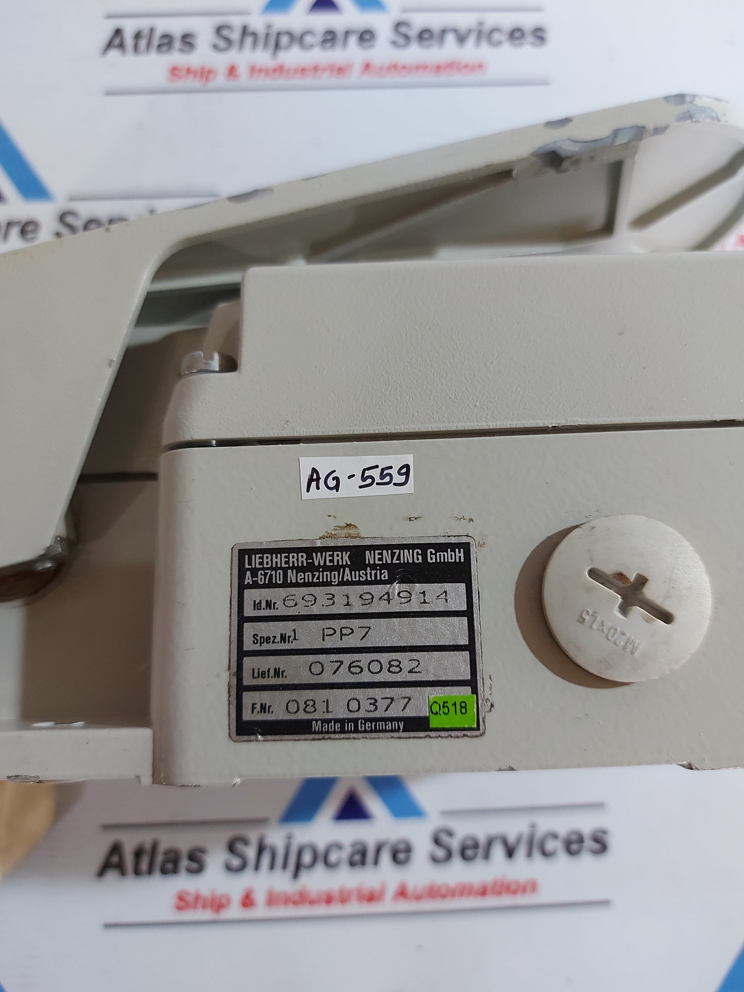 LIEBHERR 693194914 FOOT SWITCH TUGGER AG559